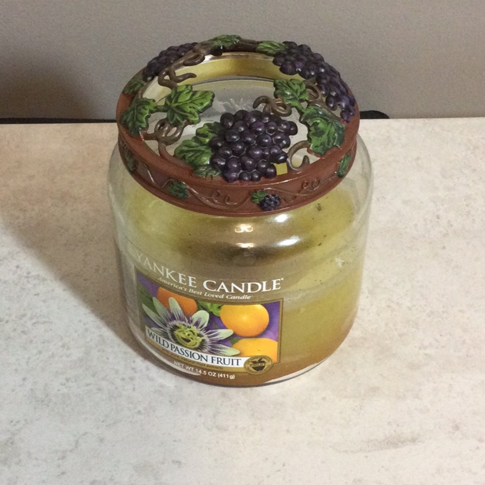 Yankee Candle grapes and vines jar burning lid - Picture 6 of 6